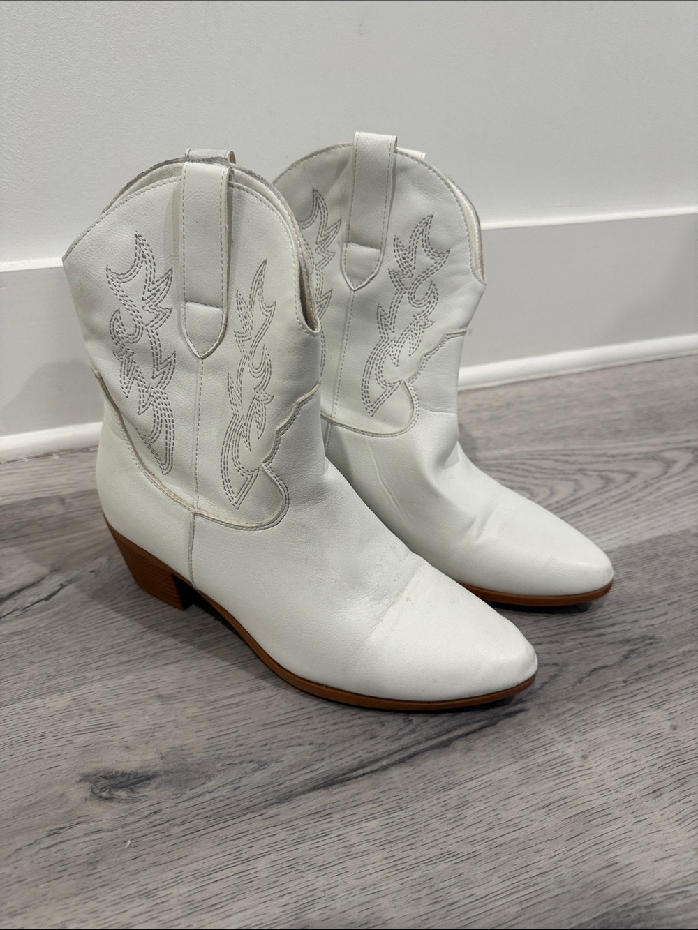Women's White Western Ankle Boots - Stylish Cowboy Booties